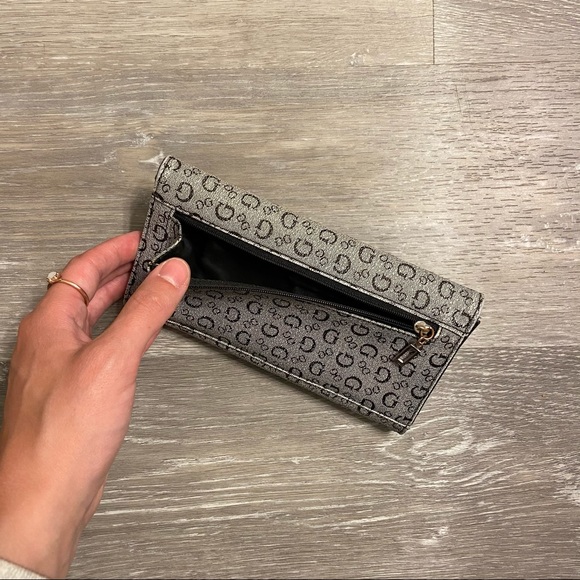 GUESS Wallet - Picture 6 of 7
